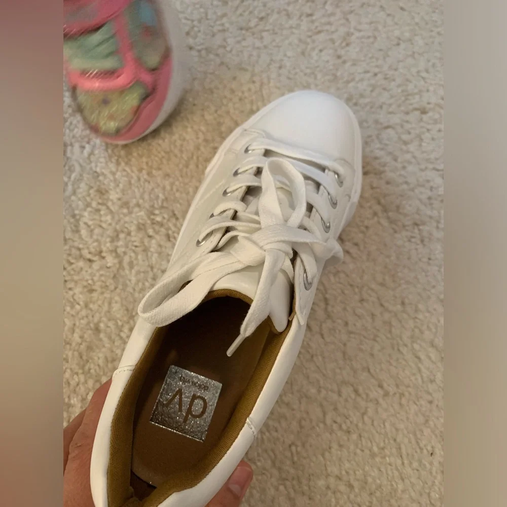 NWOB DV by Dolce Vita White Sneakers - Picture 5 of 9